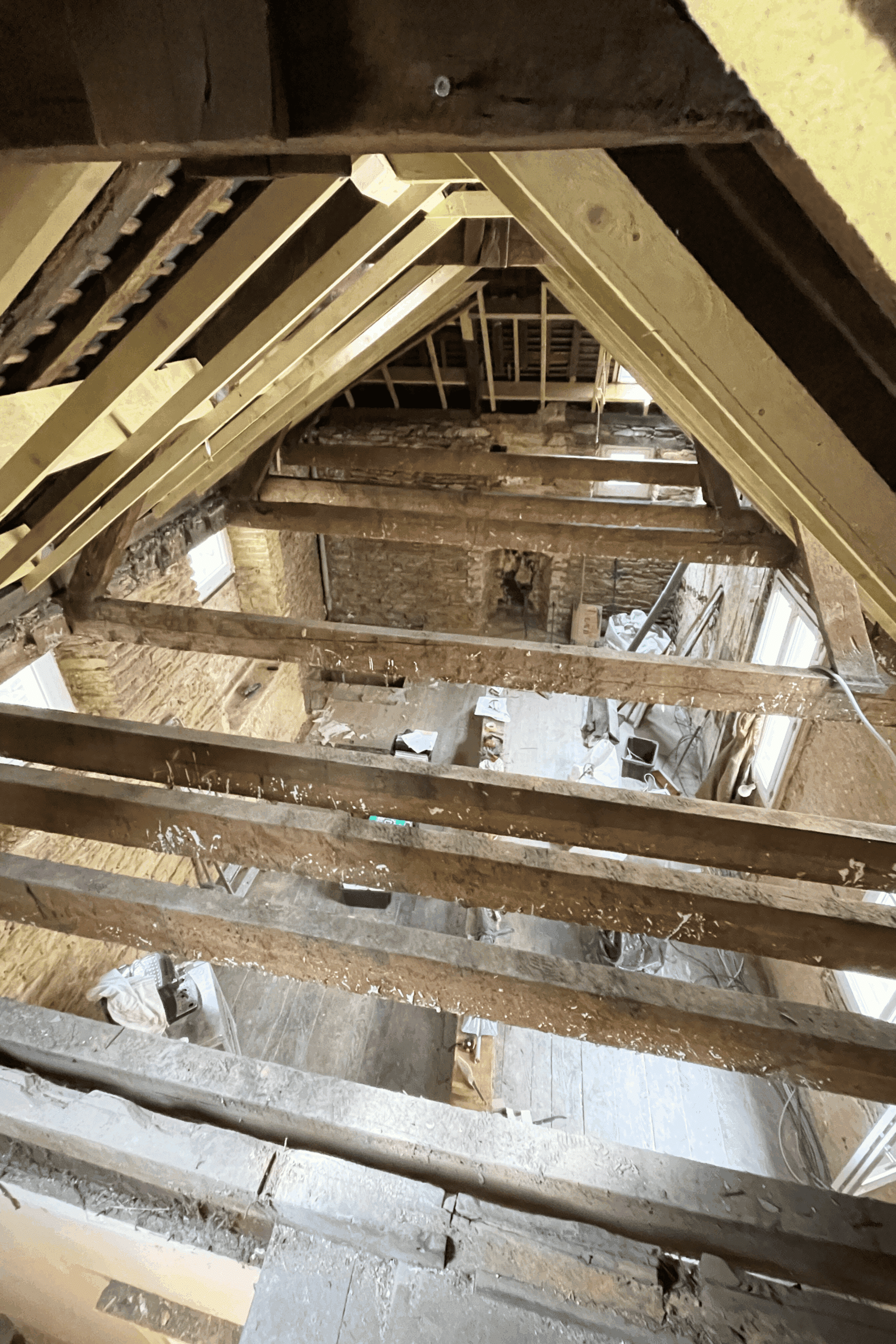 Combles d’anciennes écuries avec poulie de stockage du foin, état avant rénovation
