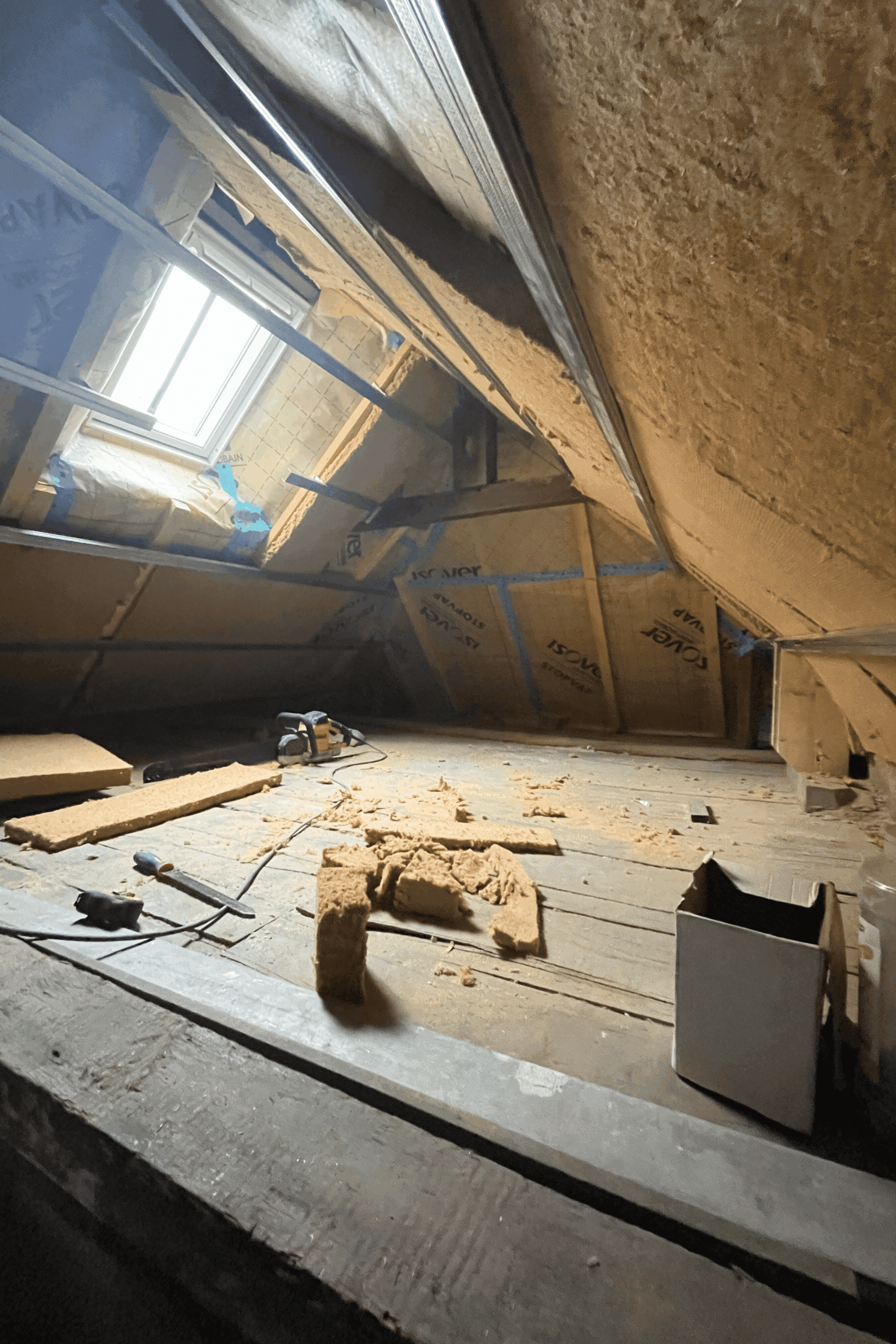 Combles d’anciennes écuries avec poulie de stockage du foin, état avant rénovation