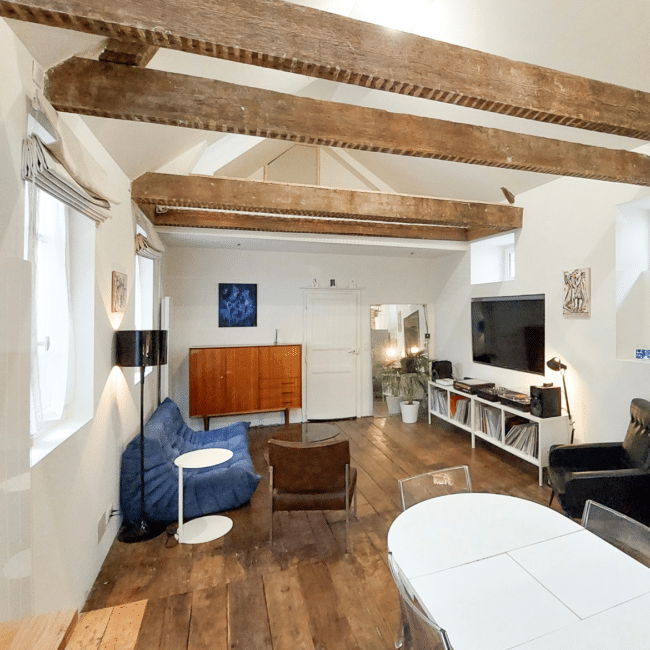 Volume intérieur des anciennes écuries avant travaux, structure bois et charpente apparente