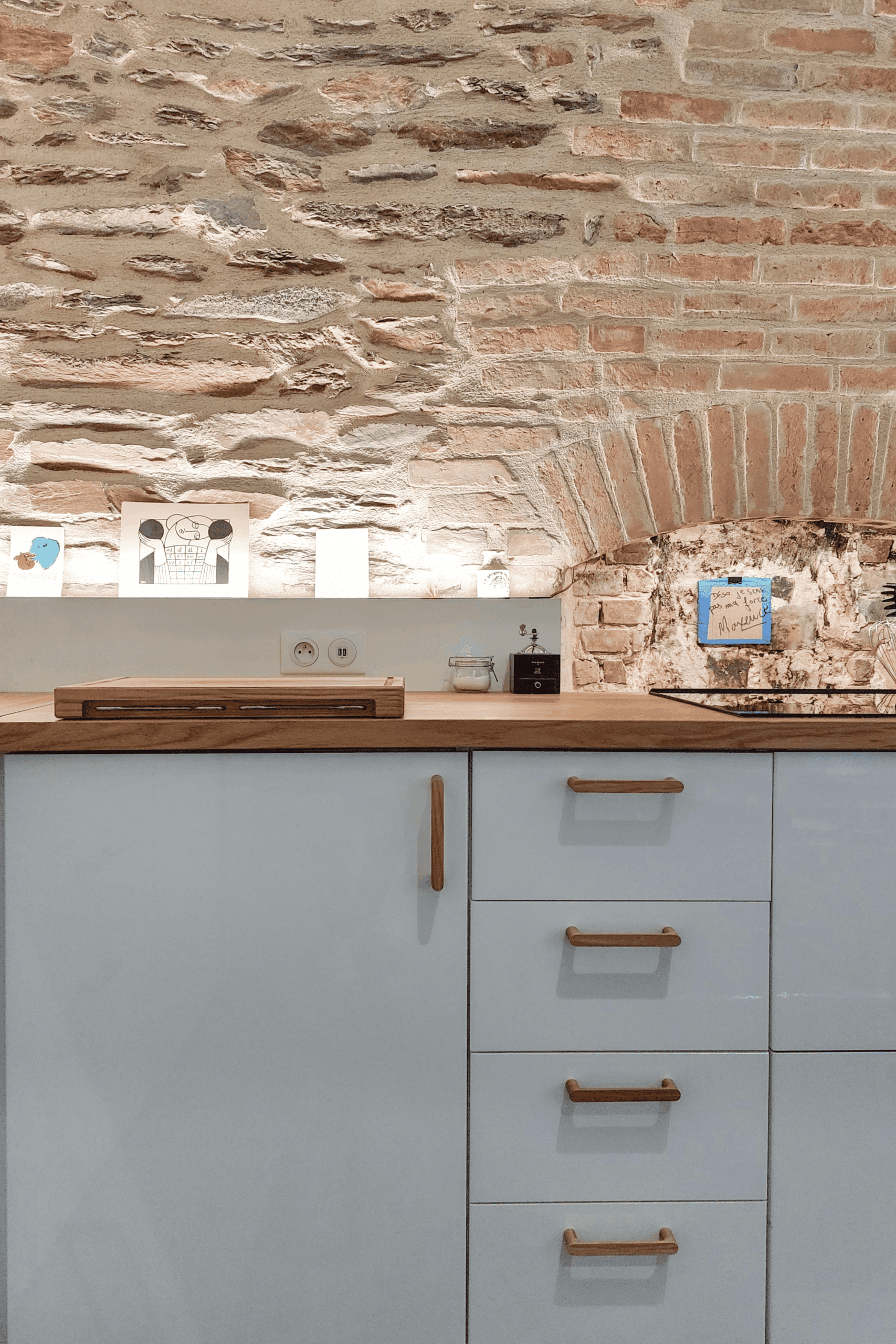 Détail de mur en pierre de schiste rénové dans une maison ancienne