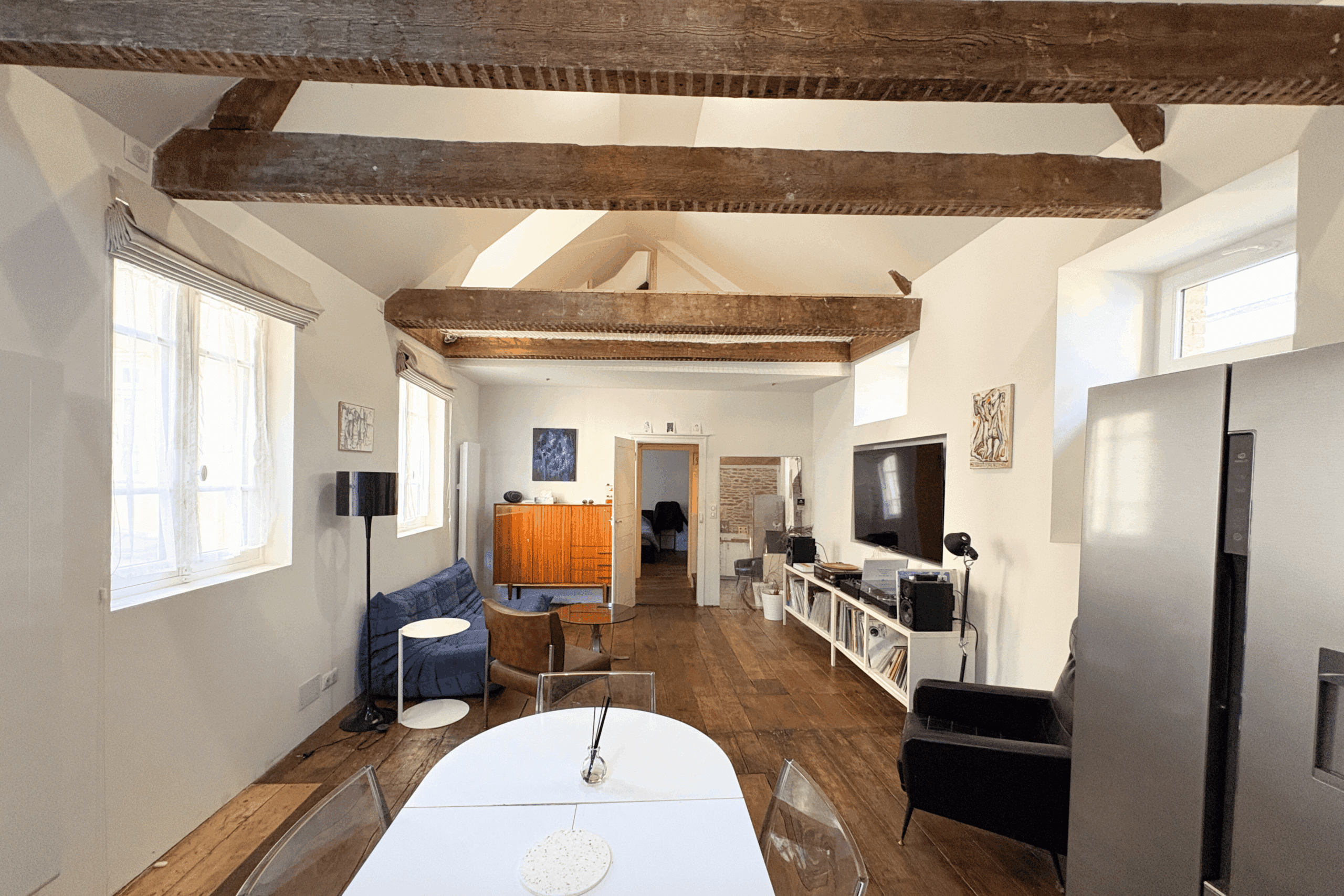 Maison contemporaine issue de la réhabilitation d’anciennes écuries du XIXᵉ siècle