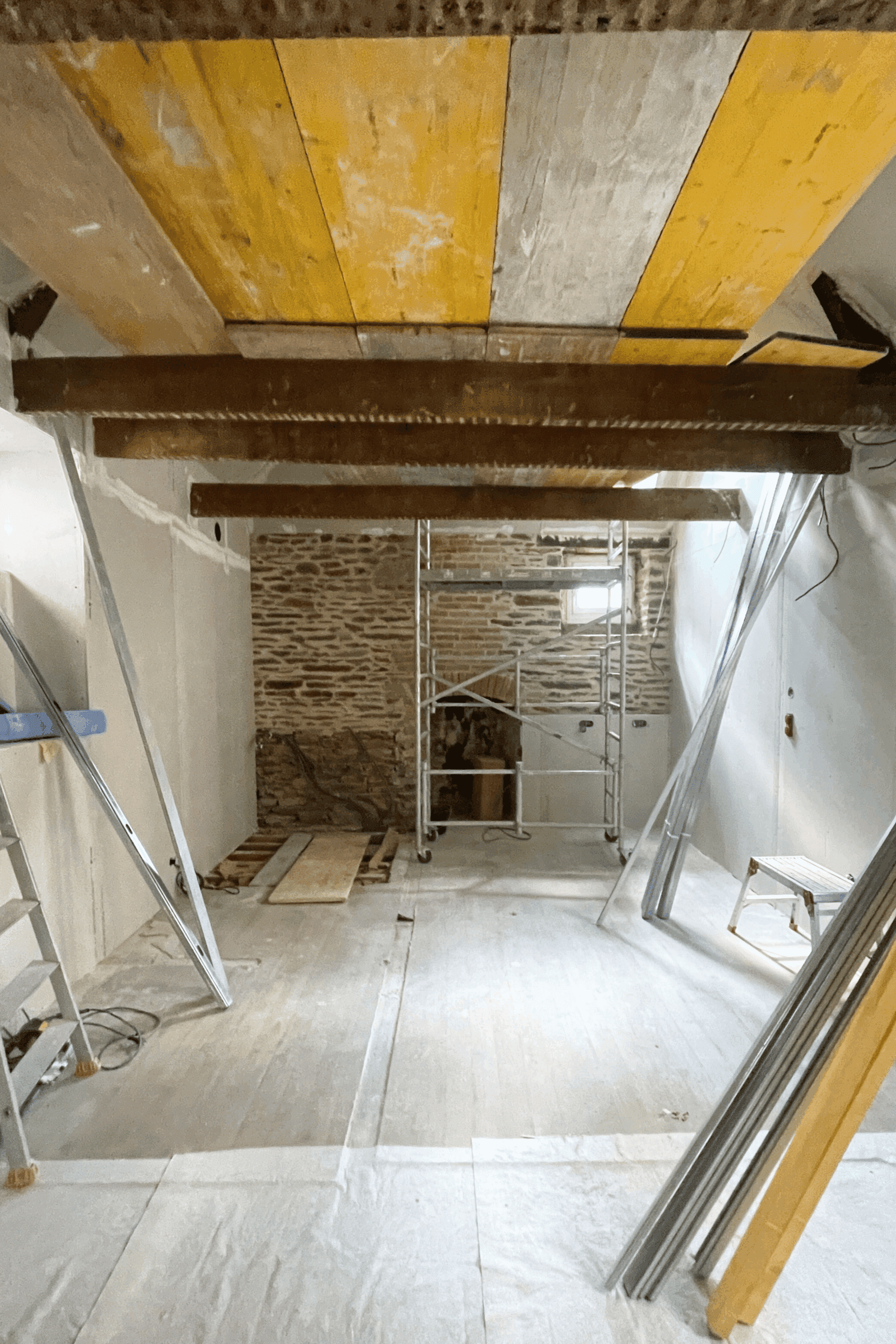 Anciennes écuries du XIXᵉ siècle en fond de parcelle à Rennes, murs en pierre de schiste et pans de bois