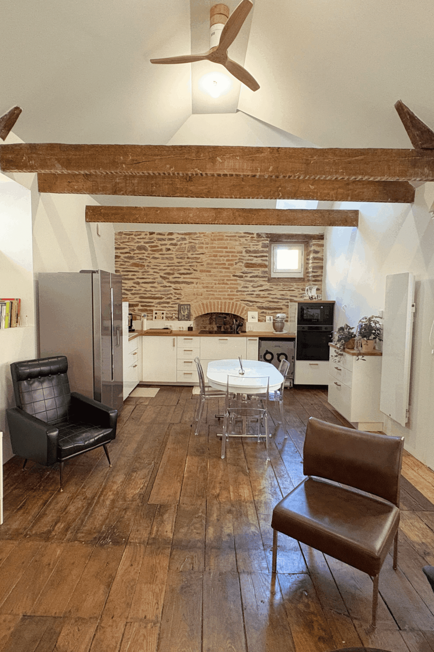 Intérieur rénové mêlant pierre ancienne, pans de bois et écriture contemporaine