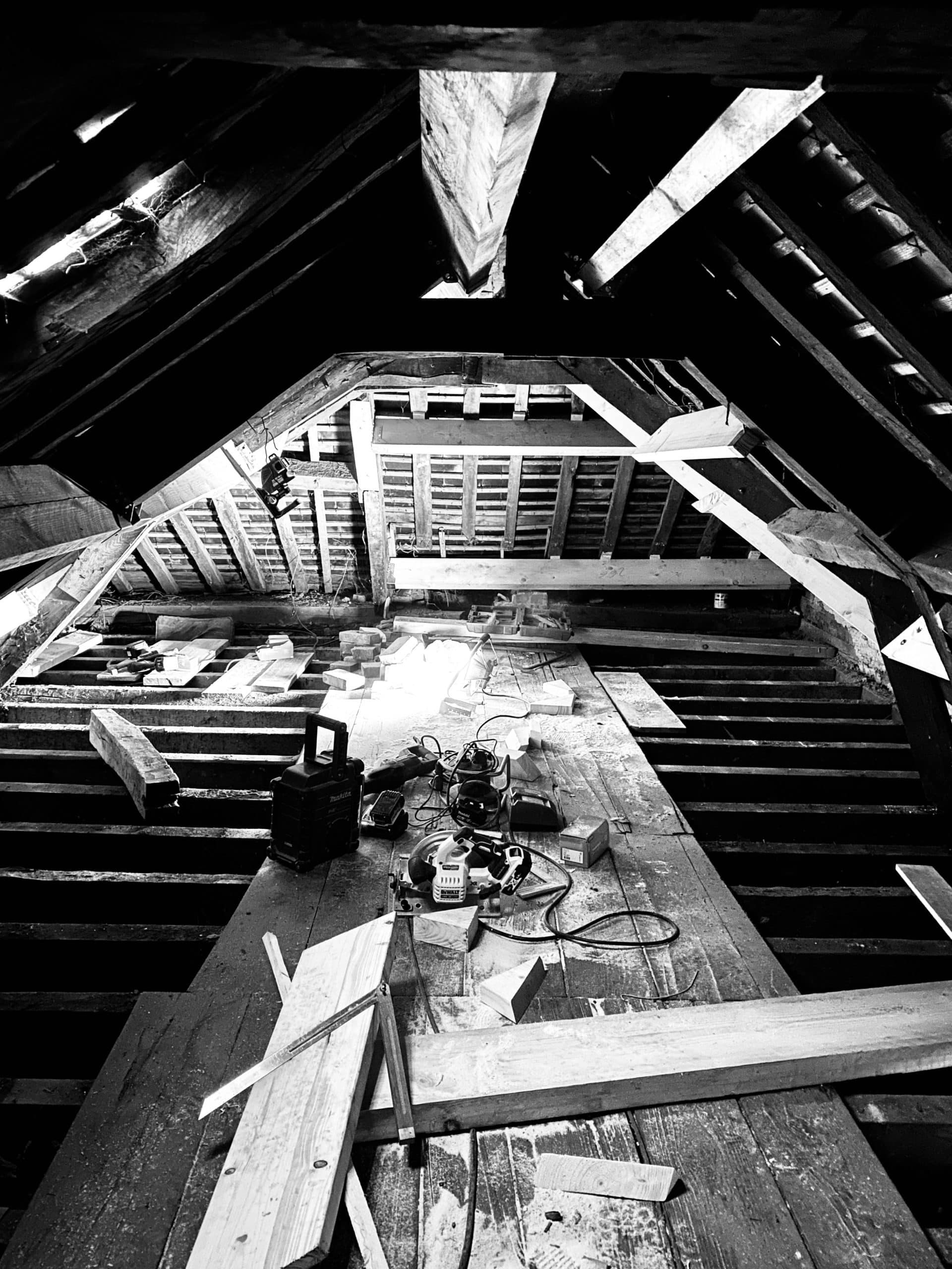 Chantier de rénovation d’anciennes écuries à Rennes, suppression du plancher des combles