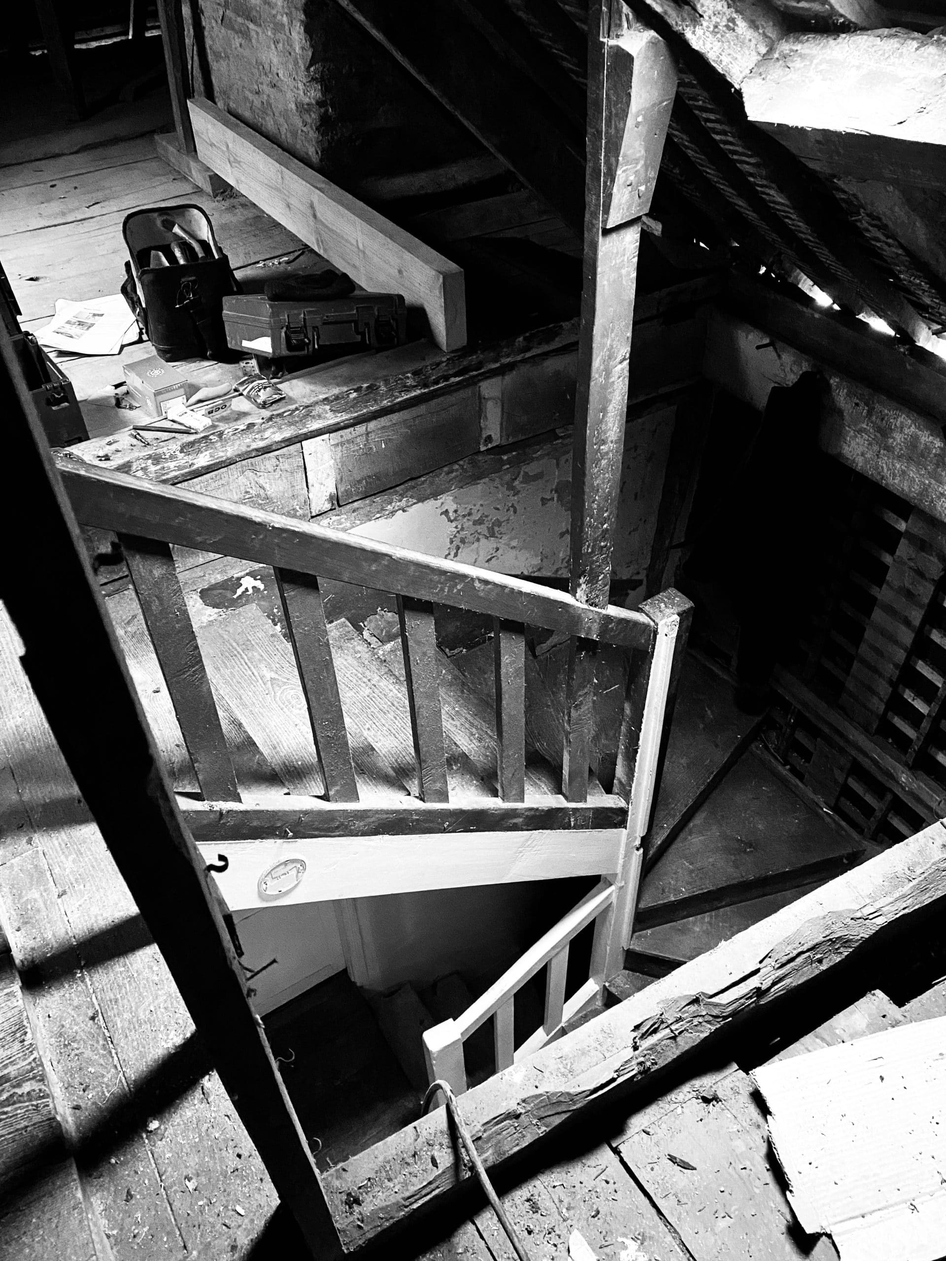 Chantier de rénovation d’anciennes écuries à Rennes, suppression du plancher des combles