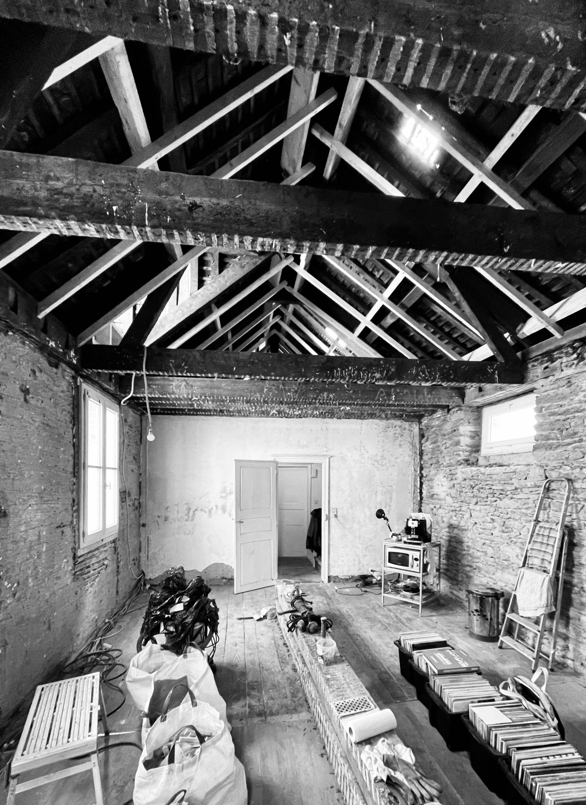 Chantier de rénovation d’anciennes écuries à Rennes, suppression du plancher des combles