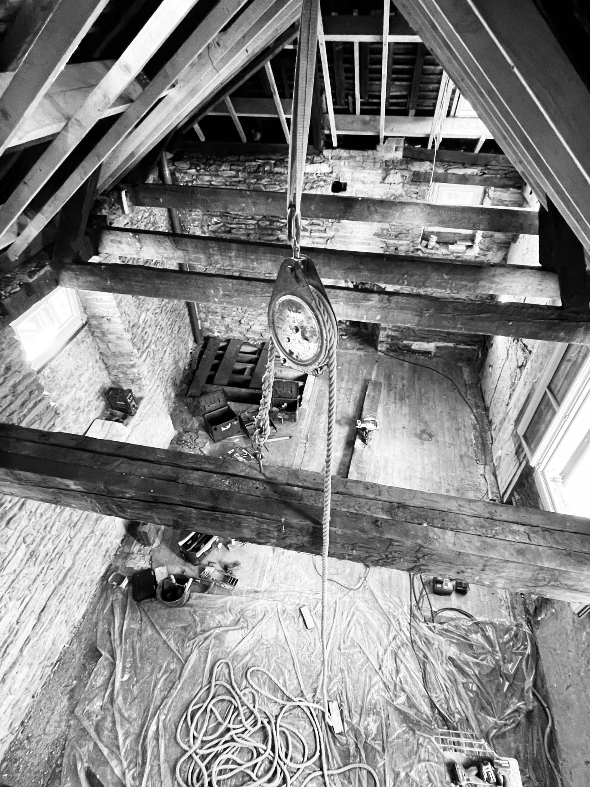 Chantier de rénovation d’anciennes écuries à Rennes, suppression du plancher des combles